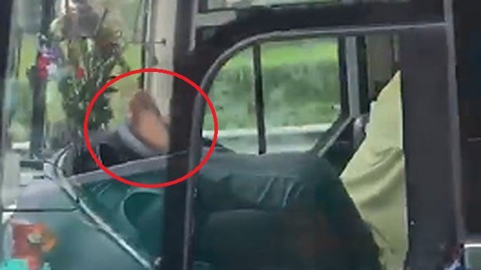 Lái xe bằng chân trên cao tốc TP.HCM – Trung Lương: Tài xế bị xử lý thế nào?