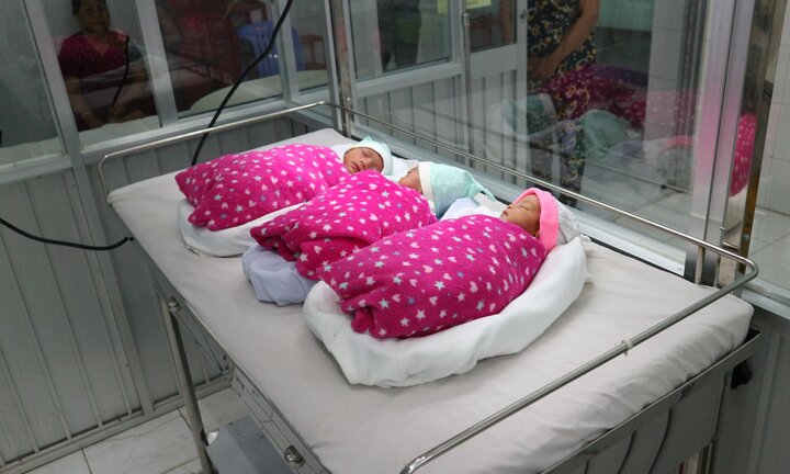 Điều trị vô sinh nhiều năm thất bại, người phụ nữ bất ngờ sinh 3