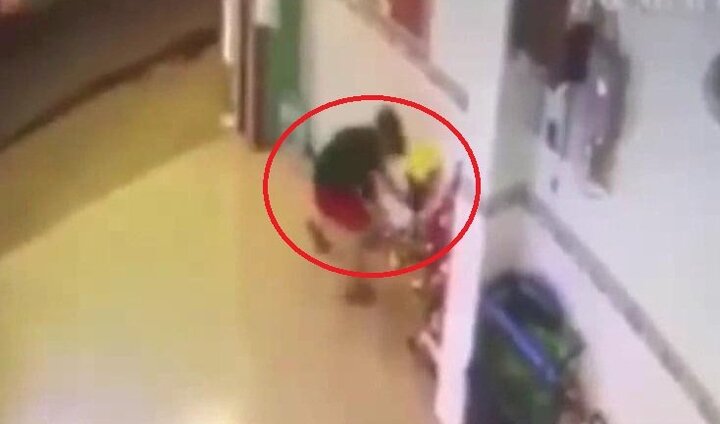 Clip: Thanh niên xông vào nhà cướp bình hoa, lư hương trên bàn thờ Ông Địa