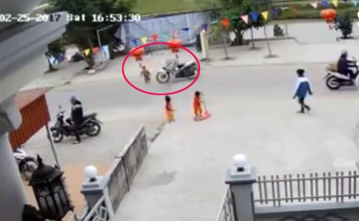 Video: Mải chơi, cháu bé chạy qua đường bị xe máy tông văng xa hàng chục mét