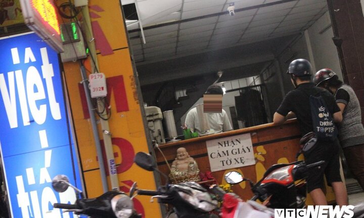 Hết tài sản giá trị, sinh viên đem bằng cấp cầm cố mùa World Cup