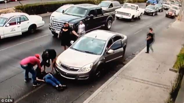 Video: Đi giày cao gót chạy qua đường, người phụ nữ bị xe đâm