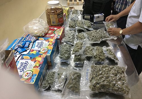 Giấu 4kg cần sa trong bánh kẹo gửi bằng máy bay từ nước ngoài về Việt Nam