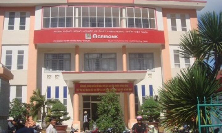 Chiếm đoạt 8,4 tỷ đồng, nguyên giám đốc cùng 2 nhân viên ngân hàng Agribank bị khởi tố