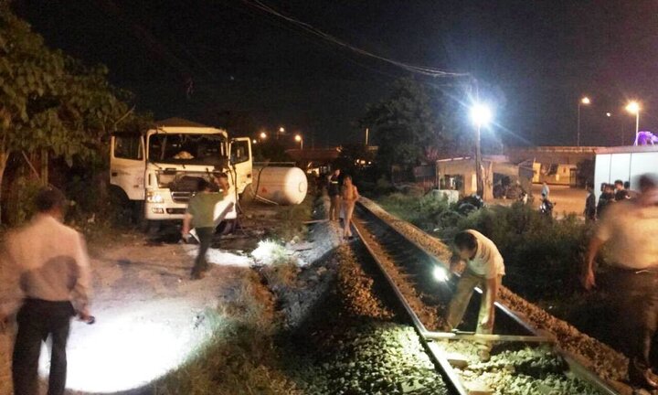 Tàu hoả húc văng xe bồn hàng chục mét, tài xế thoát chết trong gang tấc