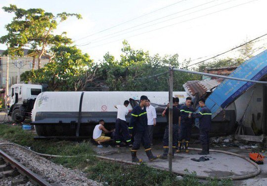 Video: Hiện trường tàu hỏa đâm xe bồn chở gas, 4 người bị thương ở Nghệ An