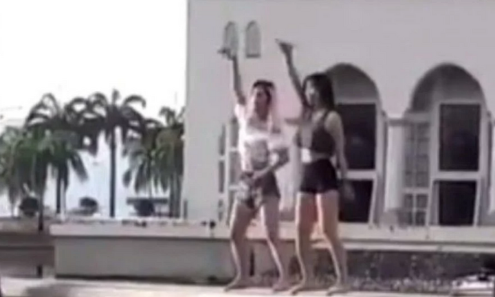 Video: ‘Nhảy uốn éo’ trước nhà thờ Hồi giáo, du khách Trung Quốc bị trục xuất