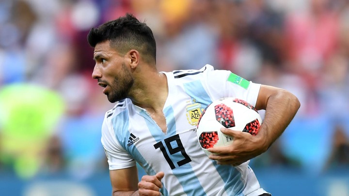 Bức xúc vì ngồi dự bị, Aguero xé áo đòi HLV cho vào sân