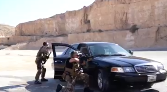 Video: Mừng sinh nhật, cha con Quốc vương Jordan bắn súng, ném lựu đạn như trong phim hành động