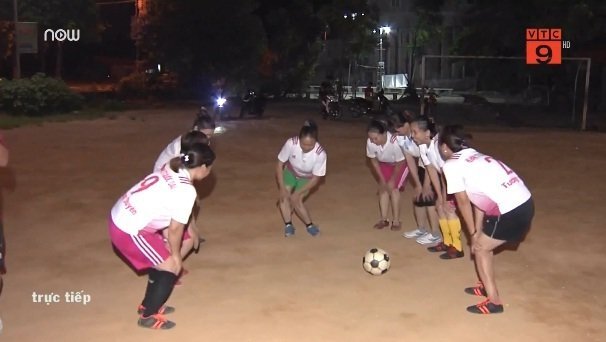 Hà Nội: Cả xã góp tiền tổ chức đá bóng cho phụ nữ