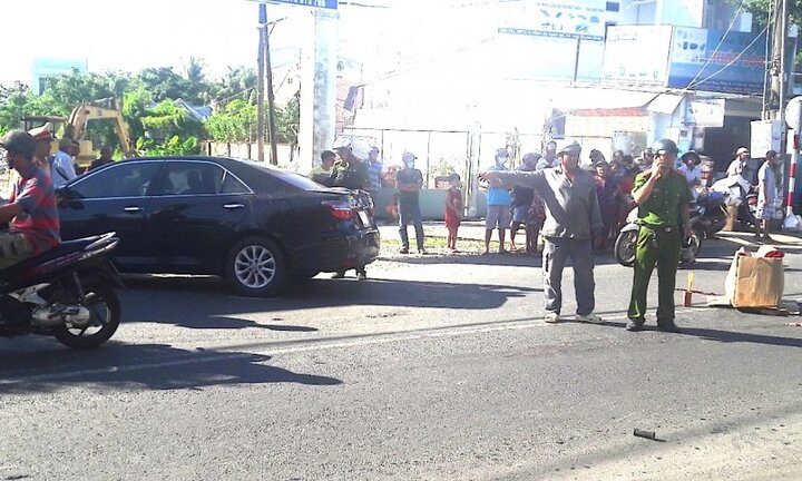 Lùi ô tô bất cẩn cán chết 2 cháu bé rồi bỏ đi khỏi hiện trường