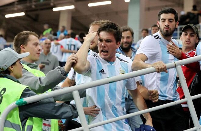 Video: Cổ động viên thẳng tay ném TV qua ban công sau khi Argentina thua Pháp