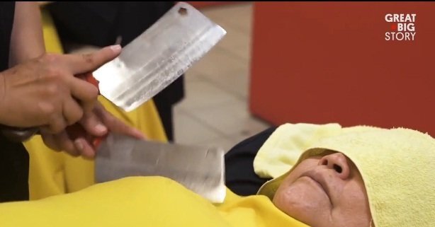 Clip: Rùng mình xem mát-xa bằng dao phay chữa bệnh ở Đài Loan