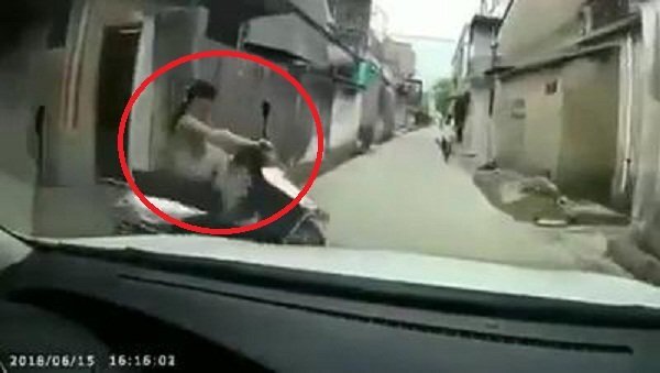 Clip: Pha xử lý bình tĩnh của nữ 'ninja' trước đầu ô tô khiến dân mạng cười chảy nước mắt