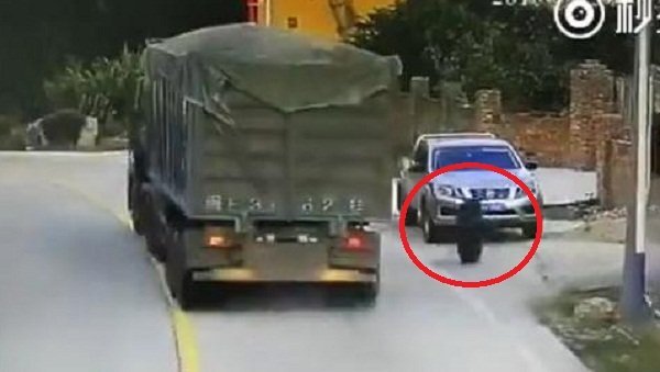 Clip: SUV đen đủi bị 2 lốp xe tải hủy diệt liên hoàn trong tích tắc