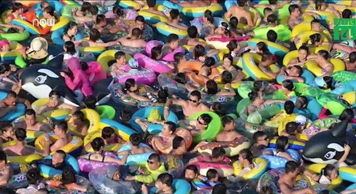 Hãi hùng người Trung Quốc chen chúc làm 'tắc' bể bơi ngày nắng nóng