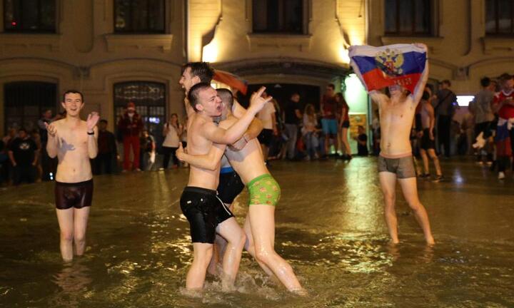 CĐV Nga cởi đồ nhảy vào đài phun nước mừng chiến thắng lịch sử