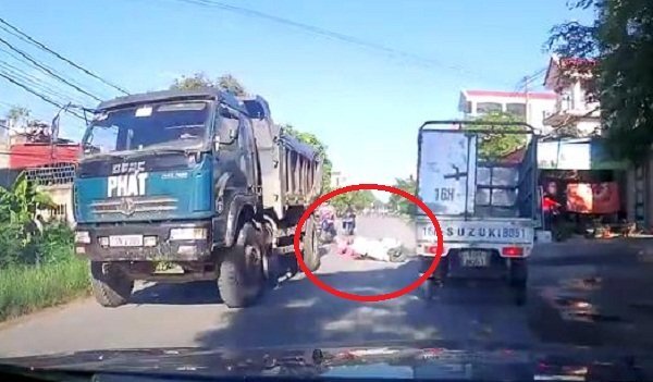 Clip: Nữ 'ninja' vượt ẩu ngã dúi dụi, bị kẹp chả giữa 2 xe tải