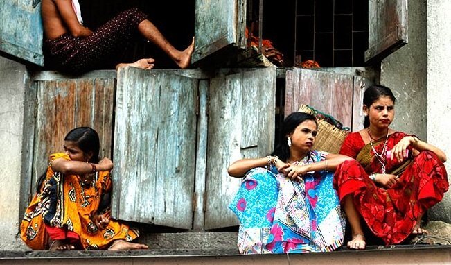 Ngân hàng dành cho gái mại dâm đóng cửa, phố đèn đỏ náo loạn