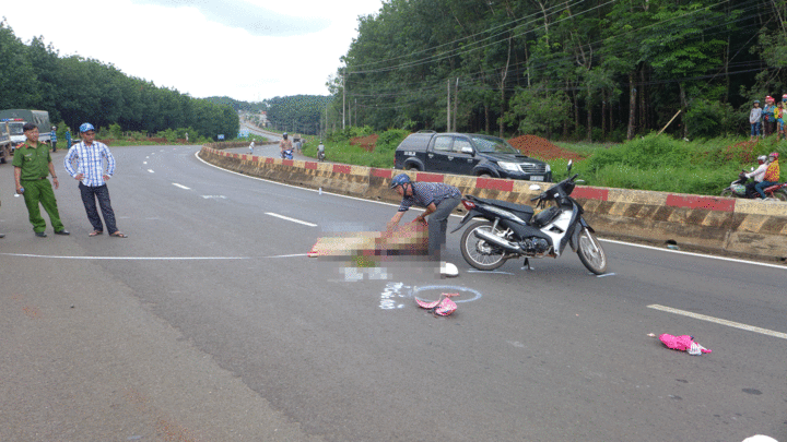 Xe máy va chạm xe khách, bé gái bị cán chết thương tâm