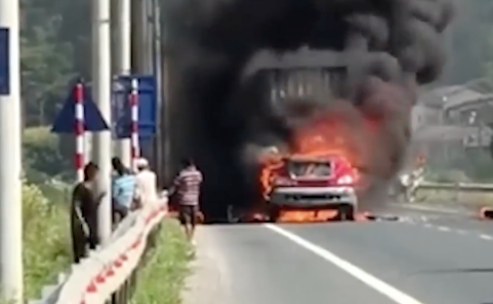 Container bốc cháy dữ dội trên quốc lộ 1A