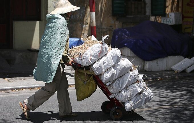 Video: Chật vật mưu sinh dưới trời nóng gần 50°C ở Hà Nội