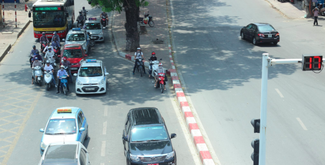 Nắng nóng gay gắt trên 40 độ C tiếp tục hoành hành Hà Nội