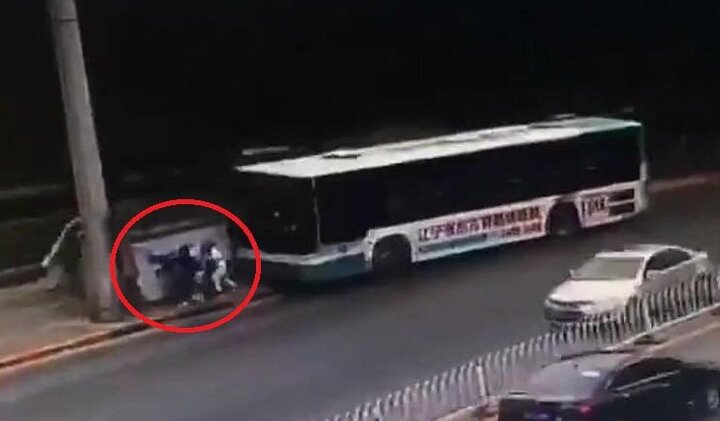 Clip: Kinh hoàng xe buýt cày nát nhà chờ, chèn nhiều người vào cột điện