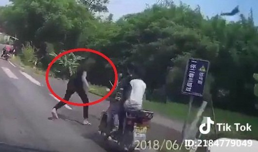 Clip: Vừa đứng dậy sau tai nạn, thanh niên đen đủi bị xe khác hất bay người