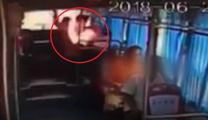 Clip: Sạc dự phòng nổ như bom, nữ hành khách bốc cháy trên xe buýt