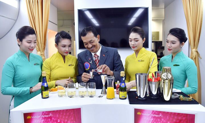 Trải nghiệm độc đáo cùng 'quán bar' lơ lửng chín tầng mây