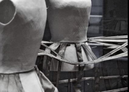 Mẫu váy tai họa, đoạt mạng của hơn 3.000 người phụ nữ