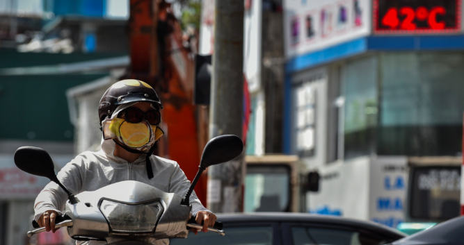 Nắng nóng cháy da cháy thịt tiếp tục bao trùm miền Bắc và miền Trung