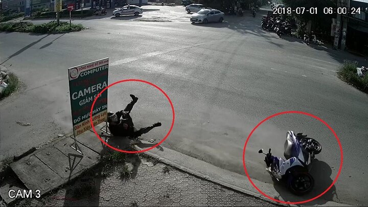 Clip: Xe đạp điện sang đường như trong sân nhà, xe máy ngã văng cả chục mét
