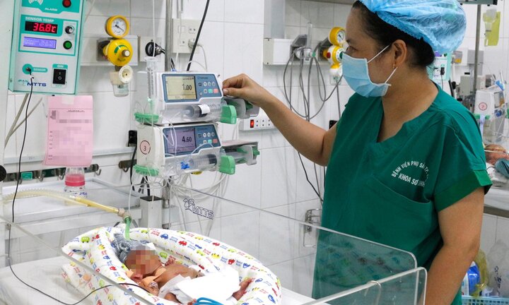 Bé sinh non 25 tuần tuổi tại Cần Thơ được cứu sống nhờ kỹ thuật LISA
