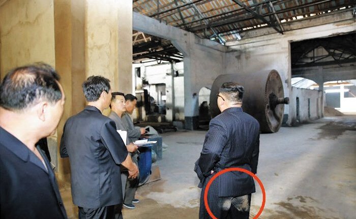 Hình ảnh ông Kim Jong-un mặc quần lấm lem bụi bẩn đi thị sát gây xôn xao