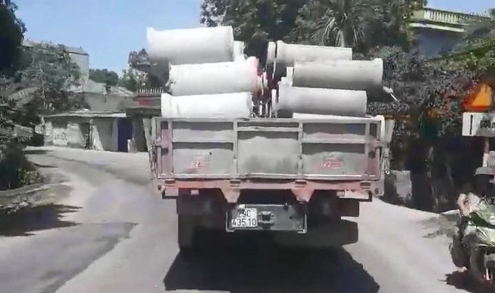 Clip: Xe tải chở hàng chục ống cống không chằng dây, chạy kiểu 'giết người' trên phố