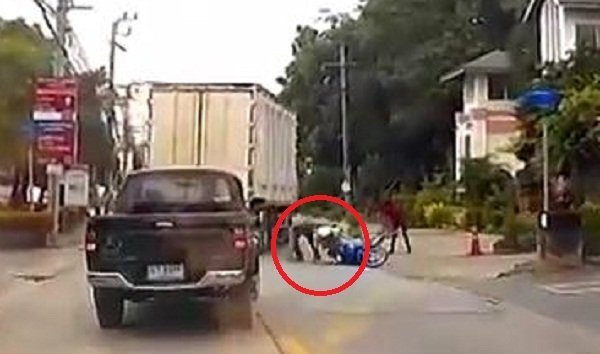 Clip: Tài xế xe tải đánh lái xuất thần, hạ gục 2 tên cướp trong tích tắc