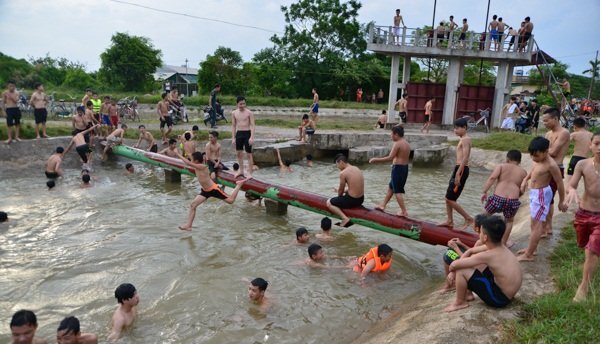 Nóng kinh hoàng, hàng trăm người lớn và trẻ nhỏ Hà Nội đua nhau nhảy cầu ở kênh thủy lợi