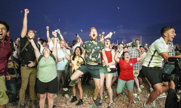 Trắng đêm mừng chiến thắng, hơn 5 triệu người Anh có thể nghỉ làm để ngủ bù