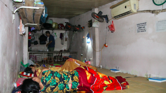 Giữa 'chảo lửa' Thủ đô, dân nghèo vẫn đắp chăn ngủ trong phòng trọ siêu rẻ