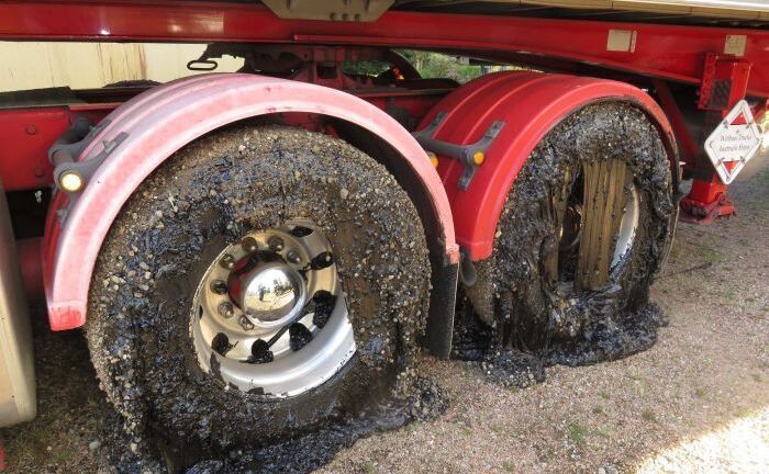 Nắng nóng khiến nhiều người Australia ‘phát điên’ vì nhựa đường cuốn chặt bánh xe