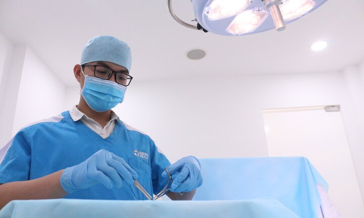 Một bệnh nhân bị chấn thương dương vật vì lý do oái oăm