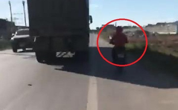 Clip: Hoảng hồn 'ninja' xe máy núp hông container để tránh nắng