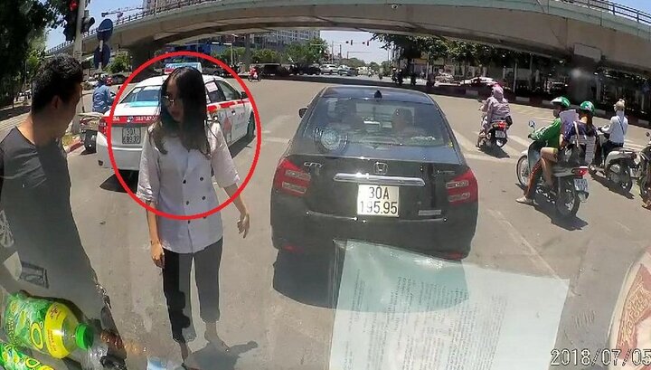 Clip: Bất cẩn để ô tô lùi va vào xe khác, nữ tài xế còn xuống thắc mắc 'Anh đi kiểu gì thế?'