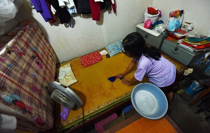 Ảnh: Xóm chạy thận ở Hà Nội vật lộn trong nắng nóng gần 50 độ C