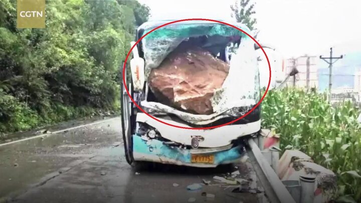 Clip: Đá rơi đè nát đầu xe khách, tài xế anh hùng cứu 37 mạng người trước khi chết