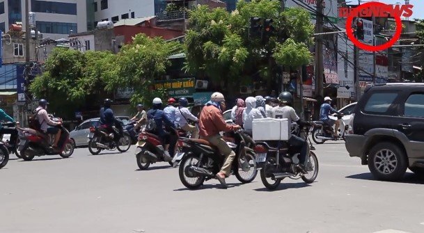 Video: Nắng thiêu đốt, người đi xe máy nháo nhào vượt đèn đỏ