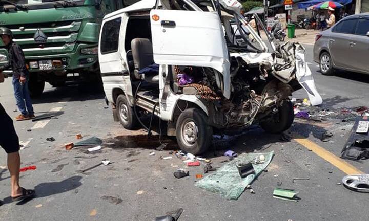 Xe ben tông trực diện xe 7 chỗ, 5 người trọng thương