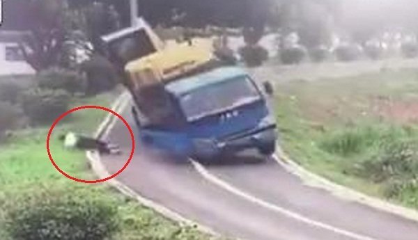 Clip: Xe tải ôm cua lật thảm khốc, tài xế phi thân ra ngoài nhanh như chớp